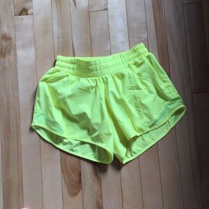 Lululemon Shorts Hotty Hot low rise 4´´, size 4